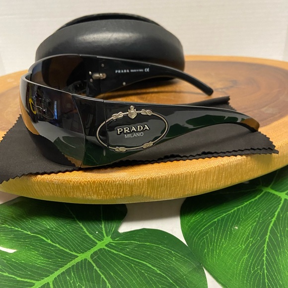 PRaDA Sunglasses Y2K Missy Elliot case & cleaning cloth - Picture 3 of 12